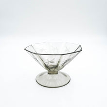 Carica l'immagine nel visualizzatore di Gallery, Servizio di bicchieri anni 30 in vetro fumè di forma ottagonale completo per sei persone, composto da cinque bicchieri per ogni posto tavola e due bottiglie per il vino. Particolare del bicchiere da champagne. -
Complete set of 1930s octagonal smoked glass glasses for six people, consisting of five glasses for each table setting and two bottles for wine. Detail of the champagne glass.