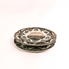 Carica l'immagine nel visualizzatore di Gallery, Servizio di piatti Johnson Brothers completo per 12 persone, 41 pezzi. Modello Old Britain Castles,
anni 50/60. Particolare di un piatto piano, uno fondo e uno da frutta.- 1950s/60s Johnson Brothers complete dinner service for 12 people, 41 pieces. Old Britain Castles model. Detail of a flat plate, a soup plate and a fruit plate.