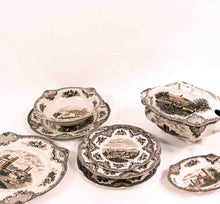 Carica l'immagine nel visualizzatore di Gallery, Servizio di piatti Johnson Brothers completo per 12 persone, 41 pezzi. Modello Old Britain Castles,
anni 50/60. - 1950s/60s Johnson Brothers complete dinner service for 12 people, 41 pieces. Old Britain Castles model.