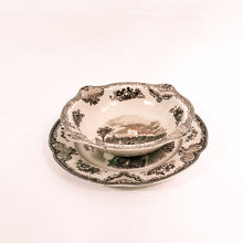 Carica l'immagine nel visualizzatore di Gallery, Servizio di piatti Johnson Brothers completo per 12 persone, 41 pezzi. Modello Old Britain Castles,
anni 50/60. Particolare di due piatti da portata.- 1950s/60s Johnson Brothers complete dinner service for 12 people, 41 pieces. Old Britain Castles model. Detail of of two serving plates.