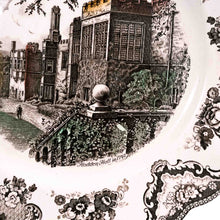 Carica l'immagine nel visualizzatore di Gallery, Servizio di piatti Johnson Brothers completo per 12 persone, 41 pezzi. Modello Old Britain Castles,
anni 50/60. Particolare dei disegni. - 1950s/60s Johnson Brothers complete dinner service for 12 people, 41 pieces. Old Britain Castles model. Detail of the drawings.