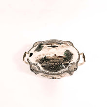 Carica l'immagine nel visualizzatore di Gallery, Servizio di piatti Johnson Brothers completo per 12 persone, 41 pezzi. Modello Old Britain Castles,
anni 50/60. Particolare della zuppiera. - 1950s/60s Johnson Brothers complete dinner service for 12 people, 41 pieces. Old Britain Castles model. Detail of the soup tureen.