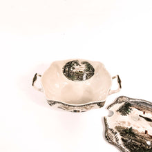 Carica l'immagine nel visualizzatore di Gallery, Servizio di piatti Johnson Brothers completo per 12 persone, 41 pezzi. Modello Old Britain Castles,
anni 50/60. Particolare della zuppiera decorata anche all'interno. - 1950s/60s Johnson Brothers complete dinner service for 12 people, 41 pieces. Old Britain Castles model. Detail of the soup tureen.