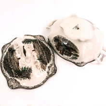 Carica l'immagine nel visualizzatore di Gallery, Servizio di piatti Johnson Brothers completo per 12 persone, 41 pezzi. Modello Old Britain Castles,
anni 50/60. Particolare della zuppiera. - 1950s/60s Johnson Brothers complete dinner service for 12 people, 41 pieces. Old Britain Castles model. Detail of the soup tureen.