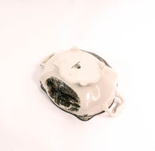 Carica l'immagine nel visualizzatore di Gallery, Servizio di piatti Johnson Brothers completo per 12 persone, 41 pezzi. Modello Old Britain Castles,
anni 50/60. Particolare della zuppiera. - 1950s/60s Johnson Brothers complete dinner service for 12 people, 41 pieces. Old Britain Castles model. Detail of the soup tureen.