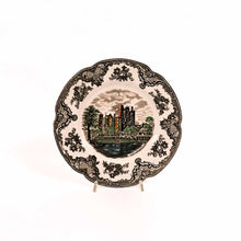 Carica l'immagine nel visualizzatore di Gallery, Servizio di piatti Johnson Brothers completo per 12 persone, 41 pezzi. Modello Old Britain Castles,
anni 50/60. Particolare di un piatto. - 1950s/60s Johnson Brothers complete dinner service for 12 people, 41 pieces. Old Britain Castles model. Detal of one plate.