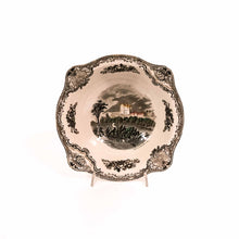 Carica l'immagine nel visualizzatore di Gallery, Servizio di piatti Johnson Brothers completo per 12 persone, 41 pezzi. Modello Old Britain Castles,
anni 50/60. Particolare di un piatto da portata.- 1950s/60s Johnson Brothers complete dinner service for 12 people, 41 pieces. Old Britain Castles model. Detail of of one serving plate.