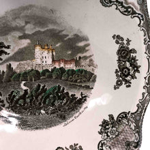 Carica l'immagine nel visualizzatore di Gallery, Servizio di piatti Johnson Brothers completo per 12 persone, 41 pezzi. Modello Old Britain Castles,
anni 50/60. Particolare dei disegni. - 1950s/60s Johnson Brothers complete dinner service for 12 people, 41 pieces. Old Britain Castles model. Detail of the drawings.