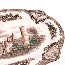 Carica l'immagine nel visualizzatore di Gallery, Servizio di piatti Johnson Brothers completo per 12 persone, 41 pezzi. Modello Old Britain Castles,
anni 50/60. Particolare dei disegni. - 1950s/60s Johnson Brothers complete dinner service for 12 people, 41 pieces. Old Britain Castles model. Detail of the drawings.