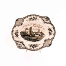 Carica l'immagine nel visualizzatore di Gallery, Servizio di piatti Johnson Brothers completo per 12 persone, 41 pezzi. Modello Old Britain Castles,
anni 50/60. Particolare di un piatto da portata ovale.- 1950s/60s Johnson Brothers complete dinner service for 12 people, 41 pieces. Old Britain Castles model. Detail of of an oval serving plate.