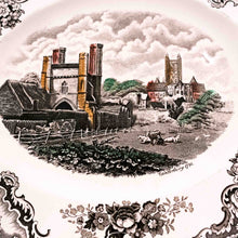 Carica l'immagine nel visualizzatore di Gallery, Servizio di piatti Johnson Brothers completo per 12 persone, 41 pezzi. Modello Old Britain Castles,
anni 50/60. Particolare dei disegni. - 1950s/60s Johnson Brothers complete dinner service for 12 people, 41 pieces. Old Britain Castles model. Detail of the drawings.