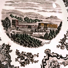 Carica l'immagine nel visualizzatore di Gallery, Servizio di piatti Johnson Brothers completo per 12 persone, 41 pezzi. Modello Old Britain Castles,
anni 50/60. Particolare dei disegni. - 1950s/60s Johnson Brothers complete dinner service for 12 people, 41 pieces. Old Britain Castles model. Detail of the drawings.