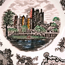 Carica l'immagine nel visualizzatore di Gallery, Servizio di piatti Johnson Brothers completo per 12 persone, 41 pezzi. Modello Old Britain Castles,
anni 50/60. Particolare dei disegni. - 1950s/60s Johnson Brothers complete dinner service for 12 people, 41 pieces. Old Britain Castles model. Detail of the drawings.