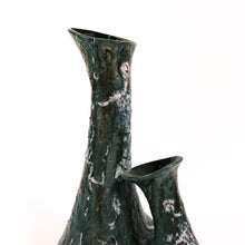 Carica l'immagine nel visualizzatore di Gallery, Vaso in ceramica firmato Rossini, anni 50 Condizioni perfette. Firma sul fondo.- Ceramic vase signed Rossini, 1950s. Perfect condition. Signature on the bottom.