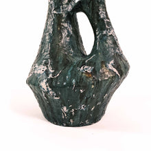 Carica l'immagine nel visualizzatore di Gallery, Vaso in ceramica firmato Rossini, anni 50 Condizioni perfette. Firma sul fondo. Particolare. - Ceramic vase signed Rossini, 1950s. Perfect condition. Signature on the bottom. Detail.