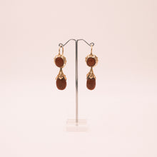 Carica l'immagine nel visualizzatore di Gallery, Orecchini in oro con corallo sfaccettato, epoca fine '800. Le gocce di corallo a pendente posso essere sfilate cosi da indossare solo la boccola superiore. In vendita presso la Fiera di Sinigaglia.- Gold earrings with faceted coral, late 19th century. The pendant coral drops can be removed. For sale at La fiera di Sinigaglia.