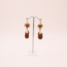 Carica l'immagine nel visualizzatore di Gallery, Orecchini in oro con corallo sfaccettato, epoca fine '800. Le gocce di corallo a pendente posso essere sfilate cosi da indossare solo la boccola superiore. In vendita presso la Fiera di Sinigaglia. Particolare del retro. - Gold earrings with faceted coral, late 19th century. The pendant coral drops can be removed. For sale at La fiera di Sinigaglia. Back side.