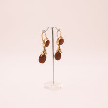 Carica l'immagine nel visualizzatore di Gallery, Orecchini in oro con corallo sfaccettato, epoca fine '800. Le gocce di corallo a pendente posso essere sfilate cosi da indossare solo la boccola superiore. In vendita presso la Fiera di Sinigaglia. Particolare. - Gold earrings with faceted coral, late 19th century. The pendant coral drops can be removed. For sale at La fiera di Sinigaglia.