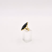 Carica l'immagine nel visualizzatore di Gallery, Anello in onice taglio navette con montatura in oro giallo 18k, Italia anni'60. Particolare della montatura. - Italian 1960s onyx ring with 18kt gold frame. Detail of the frame.