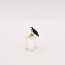 Carica l'immagine nel visualizzatore di Gallery, Anello in onice taglio navette con montatura in oro giallo 18k, Italia anni'60. Particolare del castone della pietra. - Italian 1960s onyx ring with 18kt gold frame. Detail of the stone setting