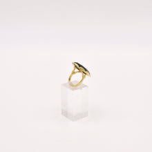 Carica l'immagine nel visualizzatore di Gallery, Anello in onice taglio navette con montatura in oro giallo 18k, Italia anni'60. Misura modificabile su richiesta. - Italian 1960s onyx ring with 18kt gold frame. The size can be changed upon request