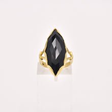 Carica l'immagine nel visualizzatore di Gallery, Anello con onice taglio navette e montatura in oro giallo 18k, Italia anni'60. In vendita presso la Fiera di Sinigaglia. - Italian 1960s onyx ring with 18kt gold frame For sale at La fiera di Sinigaglia.