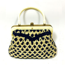 Carica l'immagine nel visualizzatore di Gallery, Borsa in ciniglia bianca e blu con manico rigido snodato e cerniera in bachelite. Interno in raso bianco, chiusura a scatto. Ottime condizioni. small vintage bag in whitw and blu chenille, bakelite zip per. Perfect conditions