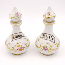 Carica l'immagine nel visualizzatore di Gallery, Bottiglie di set olio e aceto marcato Limoges in porcellana bianca con decorazioni floreali policrome e in oro zecchino, primi '900, in vendita alla Fiera di Sinigaglia. - First 1900s porcelain bottles of set for oil and vinegar signed Limoges, for sale at La Fiera di Sinigaglia.