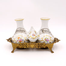Carica l'immagine nel visualizzatore di Gallery, Olio e aceto marcato Limoges in porcellana bianca con decorazioni floreali policrome e in oro zecchino, primi '900, in vendita alla Fiera di Sinigaglia. - First 1900s porcelain oil and vinegar signed Limoges, for sale at La Fiera di Sinigaglia.