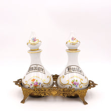Carica l'immagine nel visualizzatore di Gallery, Olio e aceto marcato Limoges in porcellana bianca con decorazioni floreali policrome e in oro zecchino, primi '900. - First 1900s porcelain oil and vinegar signed Limoges.