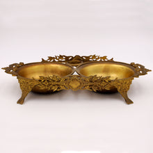 Carica l'immagine nel visualizzatore di Gallery, Base di set per olio e aceto marcato Limoges in porcellana bianca con decorazioni floreali policrome e in oro zecchino, primi '900, in vendita alla Fiera di Sinigaglia. - First 1900s base of porcelain set for oil and vinegar signed Limoges, for sale at La Fiera di Sinigaglia.