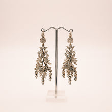 Load image into Gallery viewer, Orecchini con zaffiri bianchi in argento e argento dorato, epoca &#39;800.- 1800s silver earrings with white sapphires
