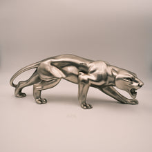 Load image into Gallery viewer, Pantera argentata degli anni 70, fusione in metallo.- 1970s silver panther, metal casting.
