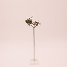 Carica l'immagine nel visualizzatore di Gallery, Spilla a forma di carrozza in oro bianco e giallo con smalti, rubini, zaffiri, smeraldi e turchese. Italia anni 50.-1950s yellow and white gold brooch with rubies, sapphires, emeralds, enamel and turquoise.