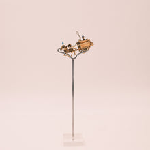 Carica l'immagine nel visualizzatore di Gallery, spillacarrozza-LaFieradiSinigaglia_1 4142 × 4125px Spilla a forma di carrozza in oro bianco e giallo con smalti, rubini, zaffiri, smeraldi e turchese. Italia anni 50, in vendita presso la Fiera di Sinigaglia, particolare del retro.-1950s yellow and white gold brooch with rubies, sapphires, emeralds, enamel and turquoise. For sale at La Fiera di Sinigaglia, back side.