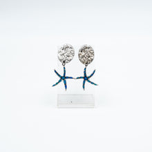 Carica l&#39;immagine nel visualizzatore di Gallery, Orecchini in argento martellato con stelle marine in smalto azzurro. - Hammered silver earrings with blue enamel starfish.
