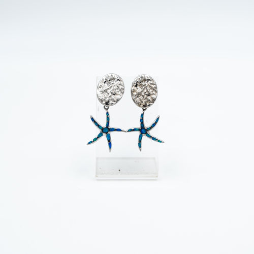 Orecchini in argento martellato con stelle marine in smalto azzurro. - Hammered silver earrings with blue enamel starfish.
