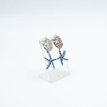 Carica l&#39;immagine nel visualizzatore di Gallery, Orecchini in argento martellato con stelle marine in smalto azzurro. - Hammered silver earrings with blue enamel starfish. Unique piece for sale aat La Fiera di Sinigaglia.
