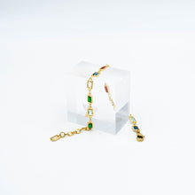 Carica l&#39;immagine nel visualizzatore di Gallery, Bracciale con tormaline taglio smeraldo e catena in argento dorato. Lunghezza regolabile, pezzo unico in vendita presso la Fiera di Sinigaglia.
 Bracelet with Emerald Cut Tourmalines and Gold Plated Silver Chain. Adjustable length, unique piece fo sale at La Fiera di Sinigaglia.
