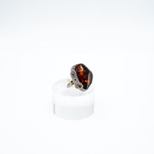 Carica l&#39;immagine nel visualizzatore di Gallery, Grande anello in argento con ambra degli anni &#39;60 con montatura a forma di fibbia. -  Large 1960&#39;s silver amber ring in buckle setting.
