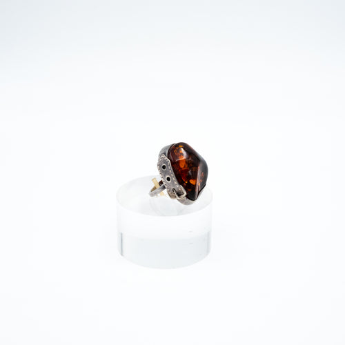 Grande anello in argento con ambra degli anni '60 con montatura a forma di fibbia. -  Large 1960's silver amber ring in buckle setting.