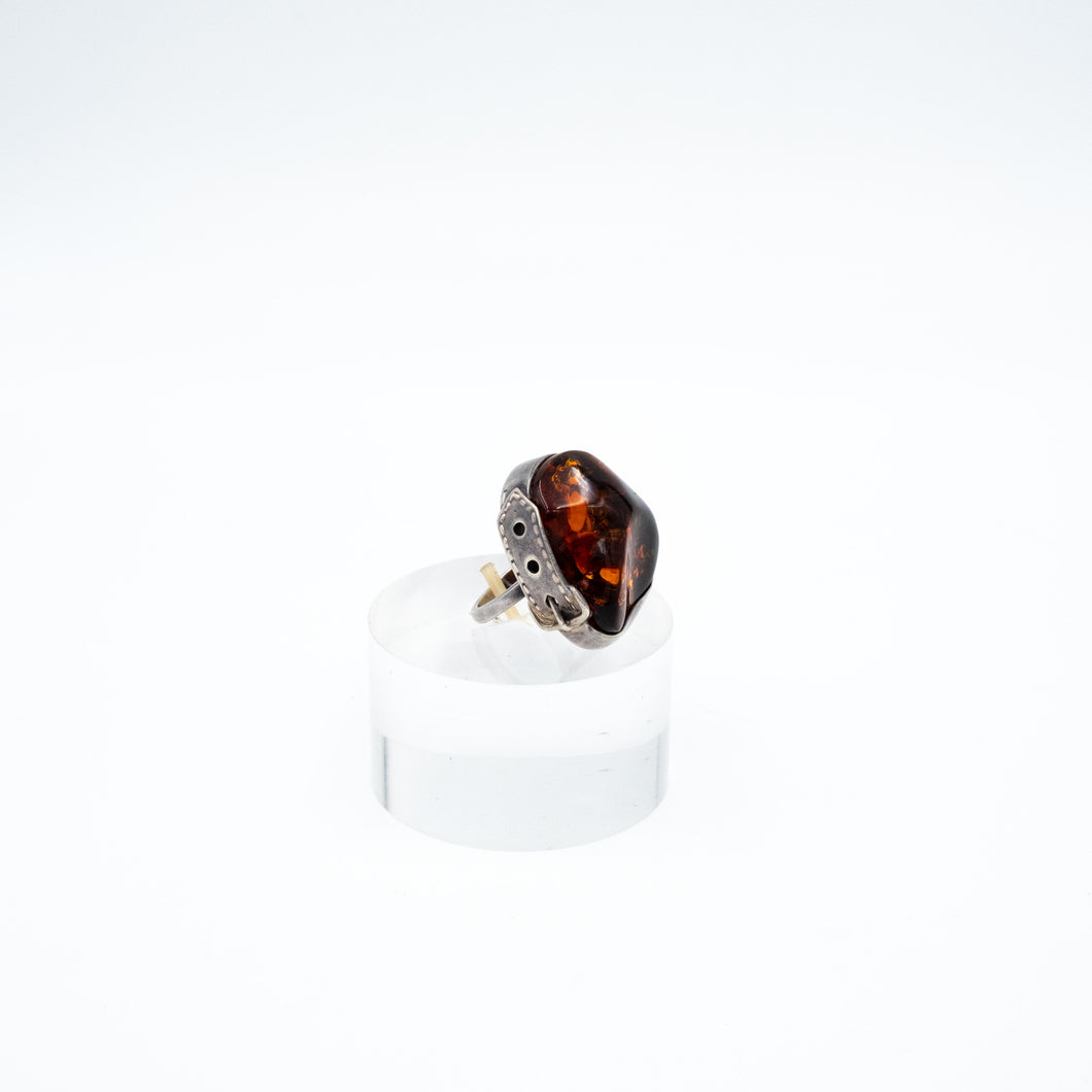 Grande anello in argento con ambra degli anni '60 con montatura a forma di fibbia. -  Large 1960's silver amber ring in buckle setting.