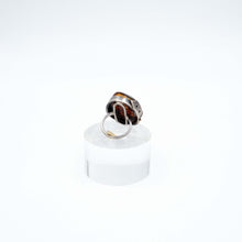 Carica l&#39;immagine nel visualizzatore di Gallery, Grande anello in argento con ambra degli anni &#39;60 con montatura a forma di fibbia. Particolare della montatura. In vendita presso La Fiera di Sinigaglia.-  Large 1960&#39;s silver amber ring in buckle setting. Detail of the setting. For sale at La Fiera di Sinigaglia.
