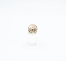 Carica l&#39;immagine nel visualizzatore di Gallery, Anello in argento di forma rotonda con parte superiore martellata, anni &#39;70. - Round silver ring with hammered top, 1970s.
