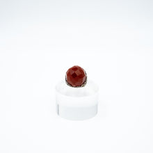 Carica l&#39;immagine nel visualizzatore di Gallery, Anello con grande corniola sfaccettata e argento , anni &#39;80. Misura 18, regolabile su richiesta.- Ring with large faceted carnelian and silver, 1980s. Size 18, adjustable on request.
