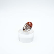 Carica l&#39;immagine nel visualizzatore di Gallery, Anello con grande corniola sfaccettata e argento , anni &#39;80. Misura 18, regolabile su richiesta. Particolare della montatura traforata.- Ring with large faceted carnelian and silver, 1980s. Size 18, adjustable on request. Detail of the perforated frame
