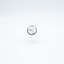 Carica l&#39;immagine nel visualizzatore di Gallery, Anello con grande madreperla rotonda, anni &#39;60. In vendita presso La Fiera di Sinigaglia, galleria antiquaria. - Ring with large round mother of pearl, 1960s. For sale at La Fiera di Sinigaglia, antiques gallery
