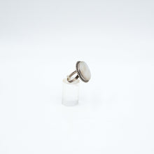 Carica l&#39;immagine nel visualizzatore di Gallery, Anello  in argento con grande madreperla rotonda, anni &#39;60. In vendita presso La Fiera di Sinigaglia, galleria antiquaria. - Silver ring with large round mother of pearl, 1960s. For sale at La Fiera di Sinigaglia, antiques gallery
