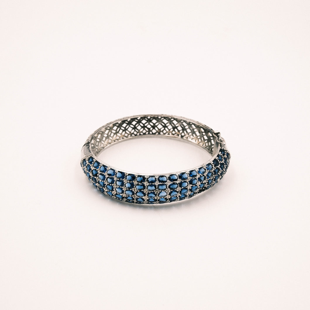 Bracciale rigido in argento con zaffiri, anni 60.- 1960s rigid silver bracelet with sapphires