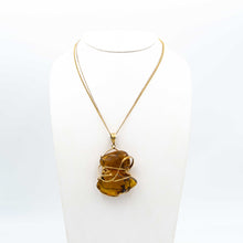 Carica l&#39;immagine nel visualizzatore di Gallery, Ciondolo con ambra baltica infilato su una doppia catenina in argento galvanizzato oro giallo e bianco. Pezzo unico design G. Minardi G., in vendita preso la fiera di Sinigaglia. - Baltic amber pendant strung on a double yellow and white gold galvanized silver chain. Unique piece designed by G. Minardi G., on sale at La Fiera di Sinigaglia.
